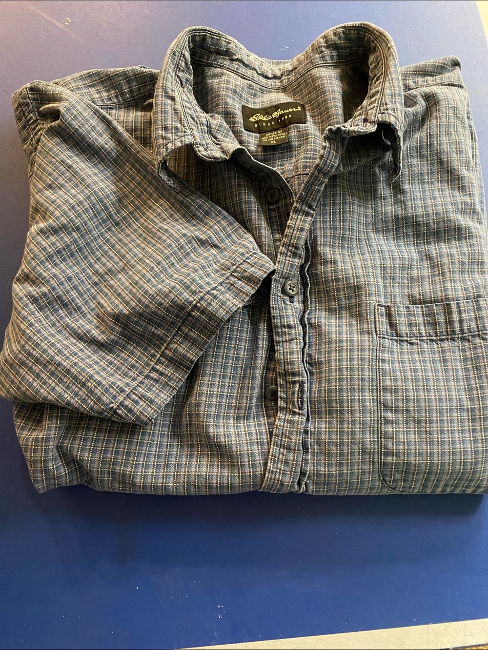 Eddie Bauer Men's Short-Sleeve Plaid Button-Down in Blue Gray